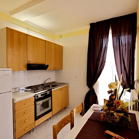 לינה וארוחת בוקר Valentino 3*