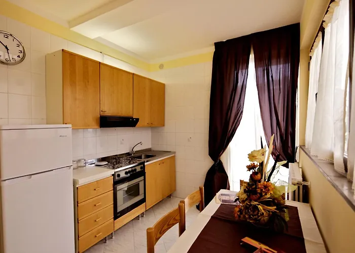 לינה וארוחת בוקר Valentino 3*