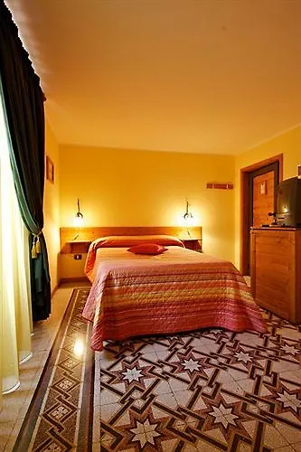 Valentino לינה וארוחת בוקר 3*